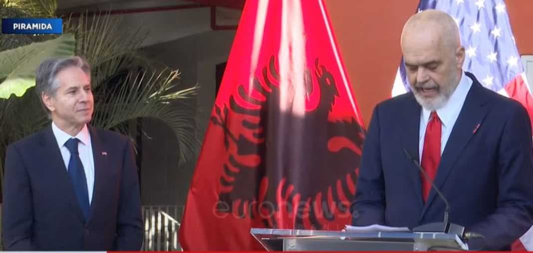Rama pret Blinkenin te Piramida: Sot diktatori që e ndërtoi po rrotullohet në varr