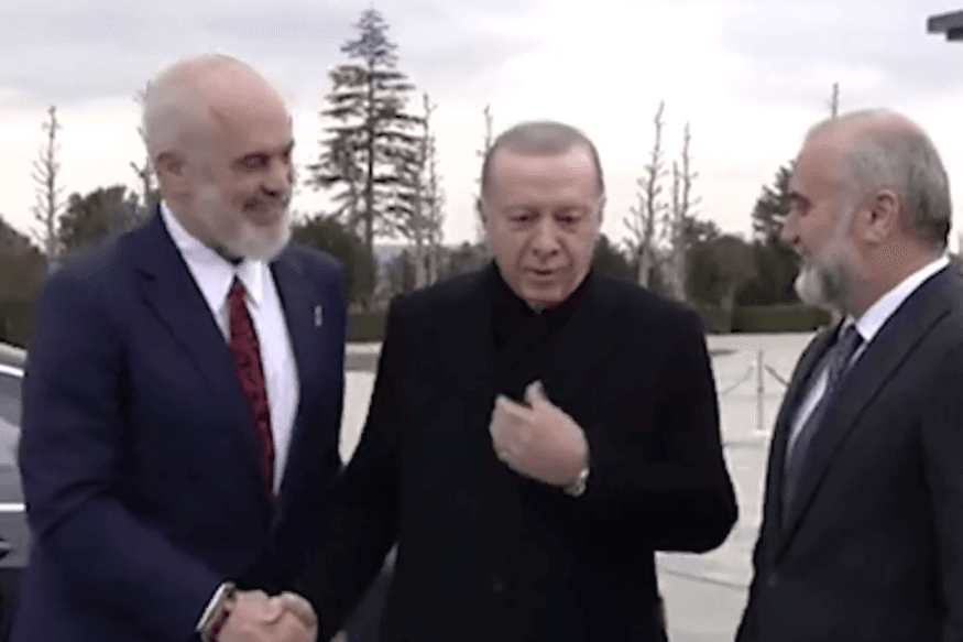 Erdogani shqetësohet për Ramën: A nuk ka të ftohtë ky? (VIDEO)