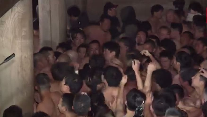 Pas më shumë se 1000 vjetësh, përfundon në Japoni “Festivali iburrave të zhveshur” (VIDEO)