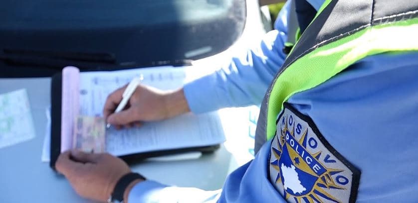 Gjobiten dy persona në Gjilan, vozitën nën ndikim të alkoolit