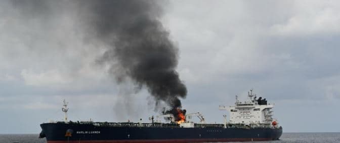 Houthi sulmon transportuesin në Gjirin e Adenit