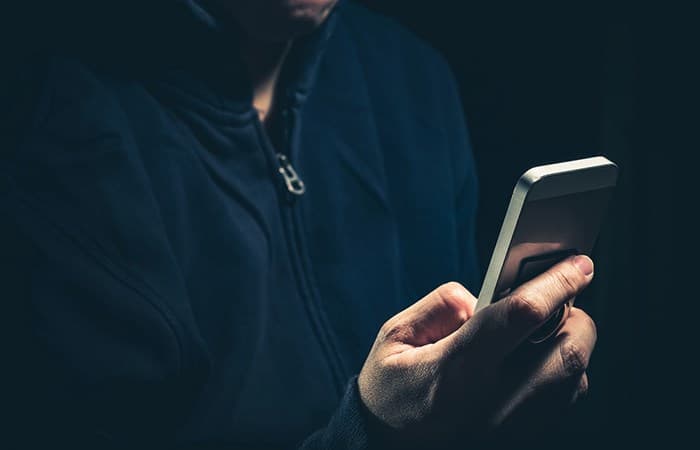 I mituri dërgohet në mbajtje, kanosi përmes telefonit një dëshmitar