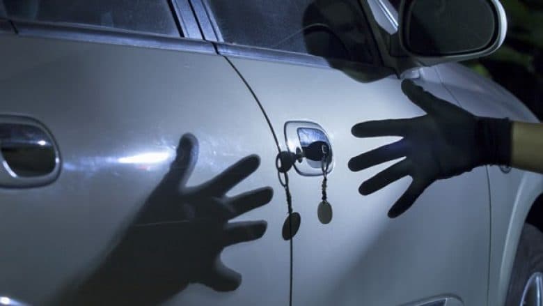 Një personi në Drenas i thyhen xhamat e veturës, i vidhet pasaporta e gruas