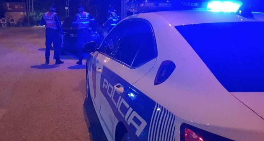 Kanosi me thikë disa qytetarë dhe dëmtoi një veturë, arrestohet 43-vjeçari në Kurbin të Shqipërisë