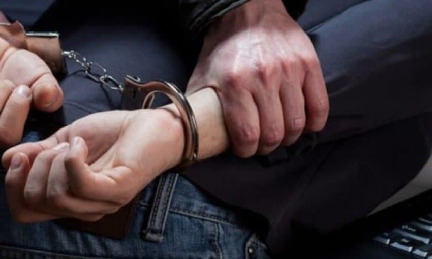 Arrestohet pasi disa herë mori pije alkoolike pa paguar në një dyqan