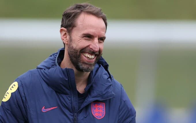 “Phil Foden nuk duhet të luajë në të majtë”: Defoe kritikon Southgaten