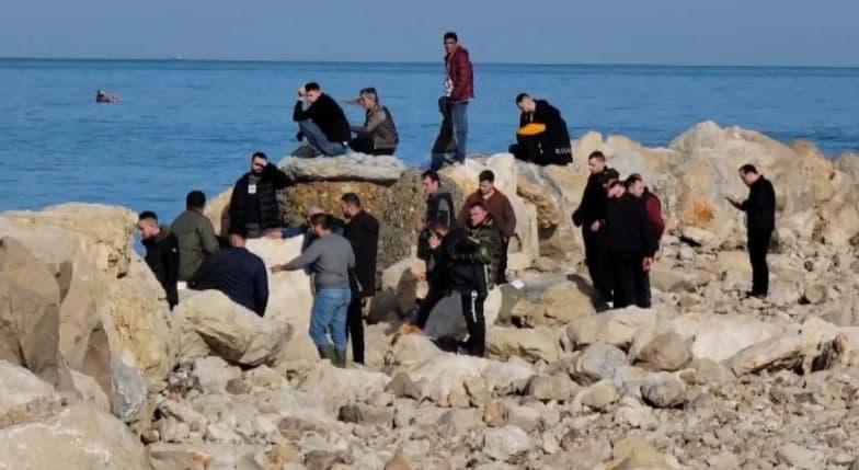 Durrës: Ra në det duke peshkuar, vijojnë kërkimet për gjetjen e trupit
