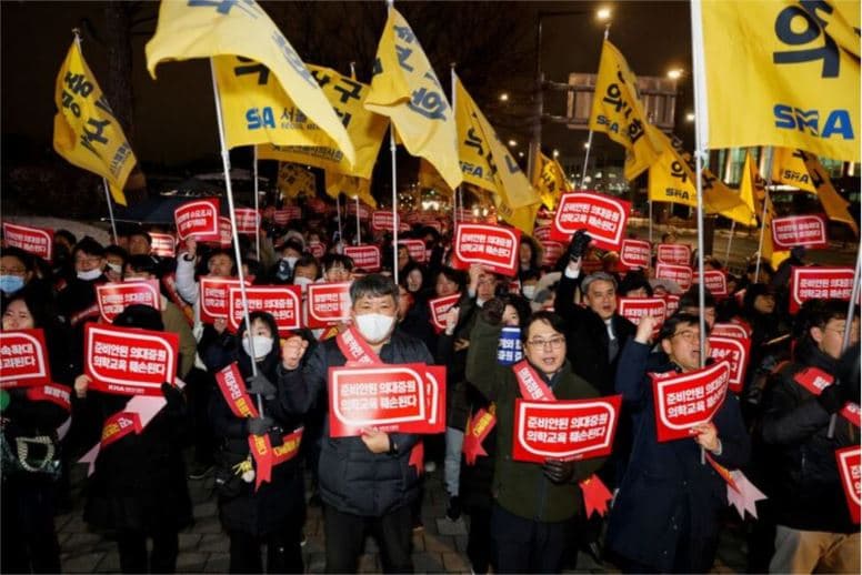 Spitalet e Koresë së Jugut në alarm të kuq, teksa mjekët i rrisin protestat
