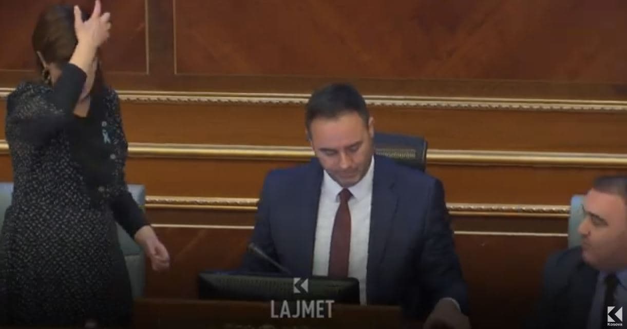 Kryetari i akuzuar: “Përdoruesi i armës” në Kuvend, jo në gjyq (VIDEO)