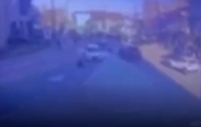 Momenti nga ngjarja e para disa ditëve në Lipjan ku dy persona u goditën qëllimshëm me veturë (VIDEO)