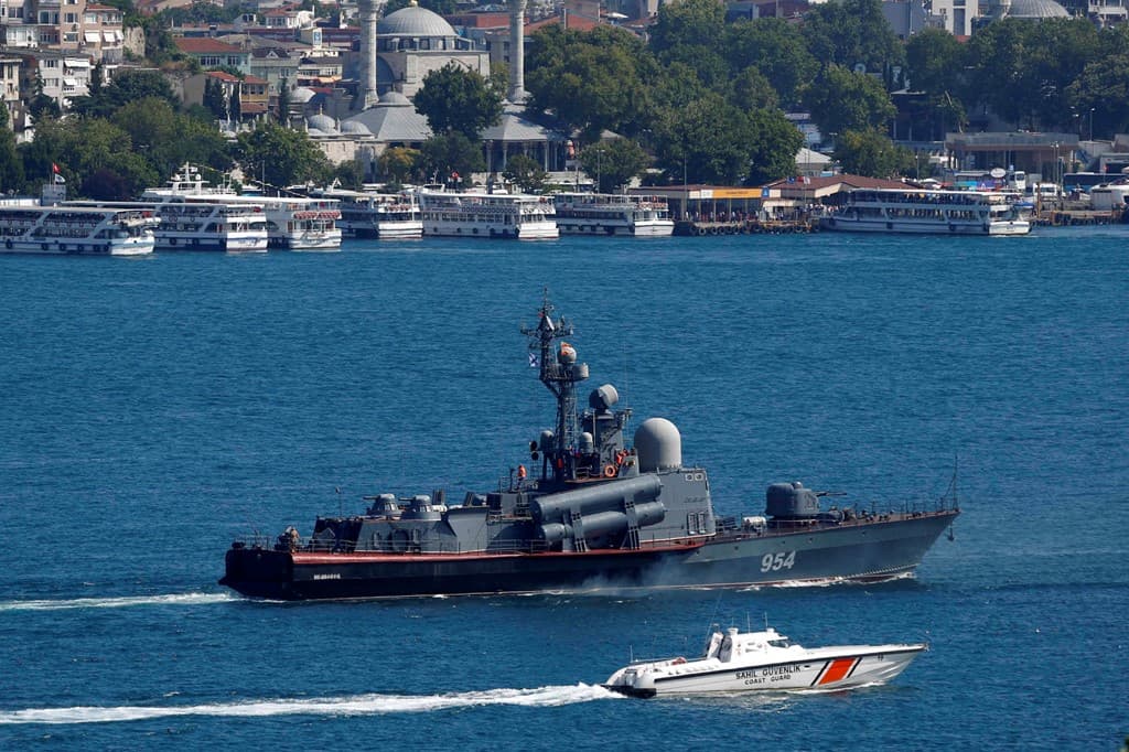 Ukraina pretendon se ka fundosur luftanijen ruse të Detit të Zi që kushton 70 milionë dollarë