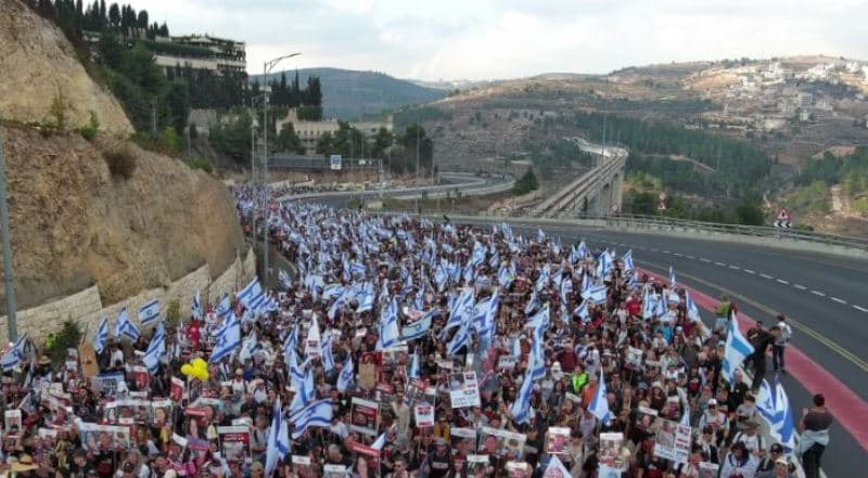 Protestuesit me flamuj izraelitë bllokojnë ndihmat për Gazën