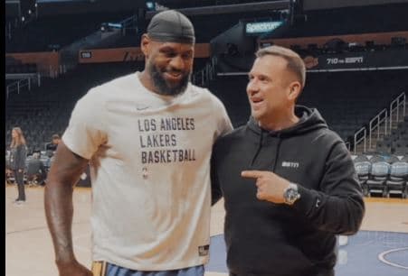 Basketbollisti me origjinë kosovare pozon me LeBron Jamesin