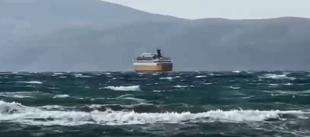 Moti i ligë në Shqipëri pezullon lundrimin e anijeve për tri ditë