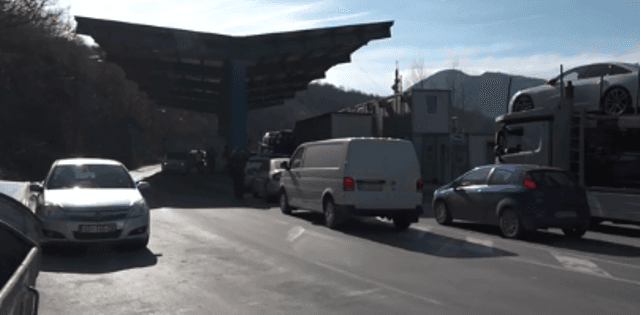 Një furgon me dinarë nuk lejohet të hyjë në Kosovë në pikën kufitare në Jarinjë