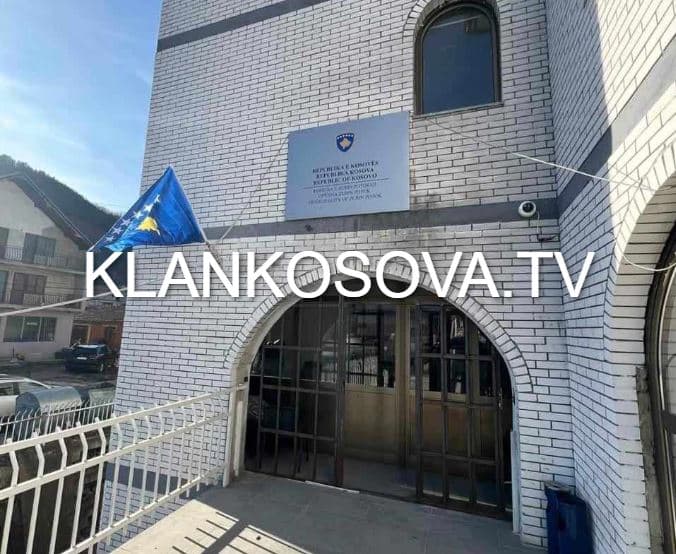 Në Komunën e Zubin Potokut vendoset pllaka me simbole të shtetit të Kosovës (VIDEO)