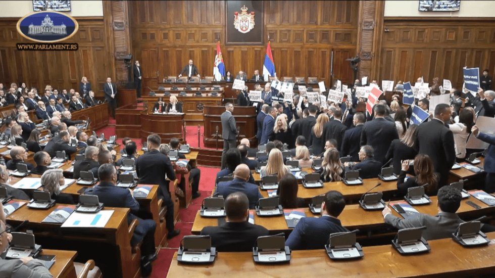 Konstituohet parlamenti serb, në mes afisheve e fishkëllimave