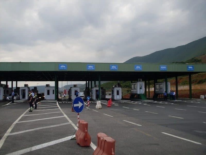 Qytetarët e Kosovës zgjedhin të festojnë Pavarësinë në Shqipëri, fluks në Morinë