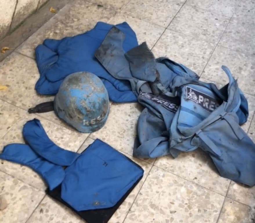 Dy gazetarë plagosën në një sulm izraelit pranë Rafahut, njërit i është amputuar këmba