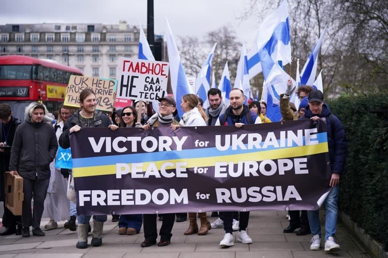 Rusët në Britaninë e Madhe protestojnë kundër luftës