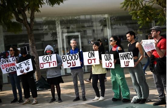 Izraelitët protestë për vuajtjet e shkaktuara në Gaza, demonstrata u ndërpre më vonë