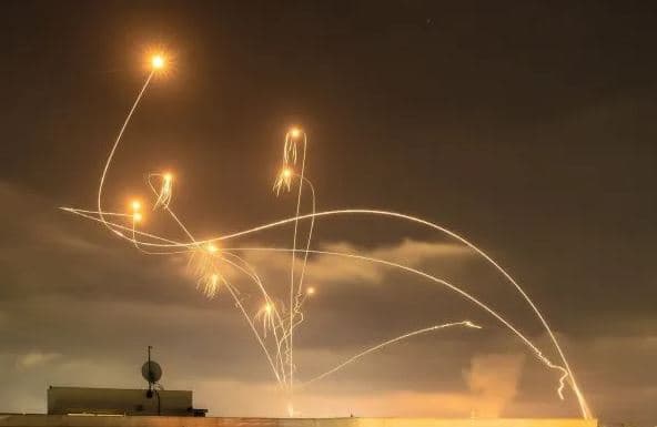 Houthi sulmon Izraelin me raketa balistike dhe dronë