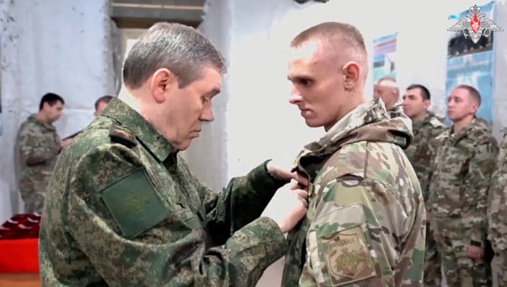 Shefi i ushtrisë ruse jep medalje për ushtarët që morën pjesë në sulmin në Avdiivka, thotë ministria