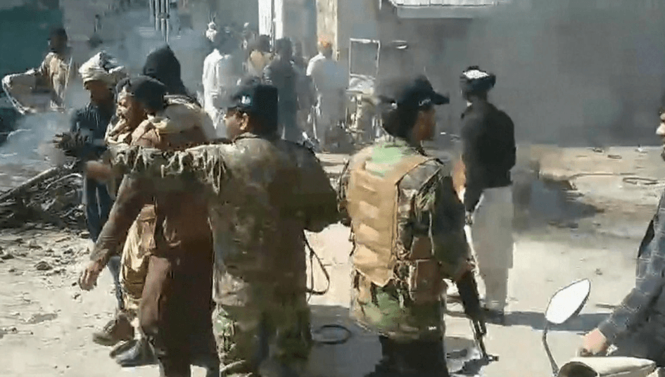 Së paku 24 të vrarë në dy shpërthime, një ditë para zgjedhjeve në Pakistan
