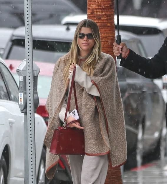 Veshjet e maternitetit të Sofia Richie përfshijnë shtresa komode dhe aksesorë Hermes