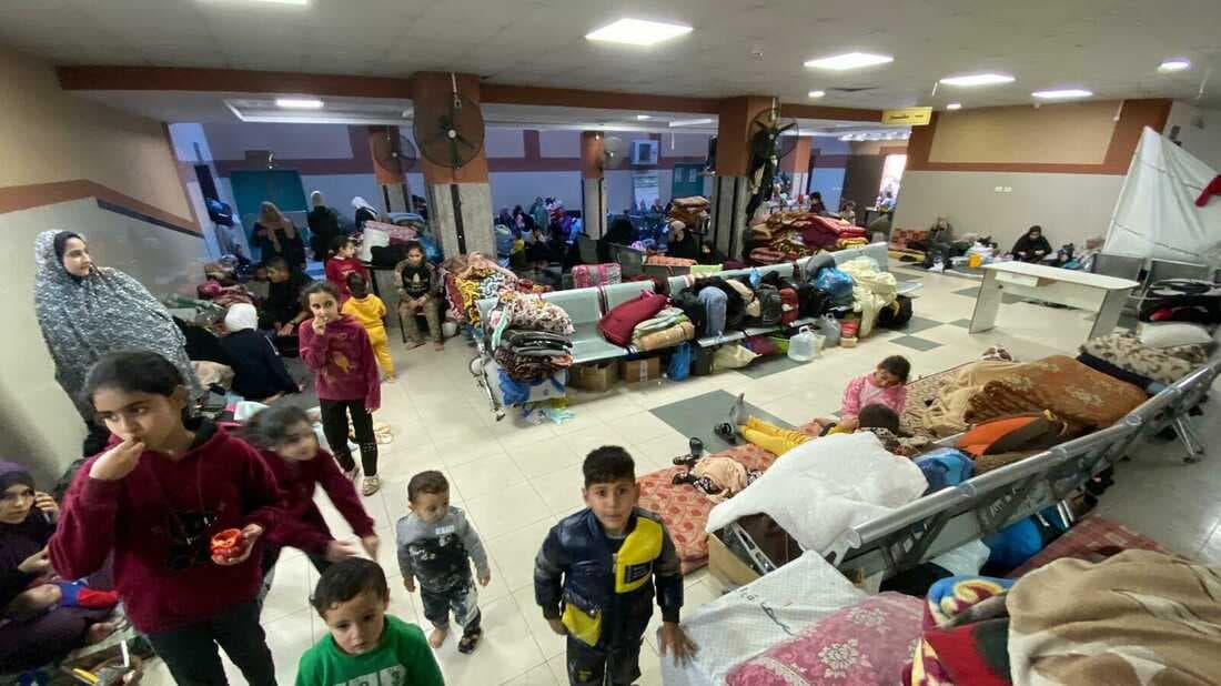 Palestinezët e zhvendosur largohen nga spitali në Gazë, pas javësh izolimi nga luftimet