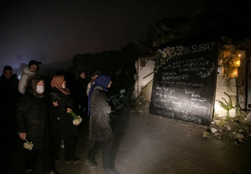 Turqia kujton mijëra të vdekur, e rrethuar nga rrënojat e tërmetit të vitit të kaluar
