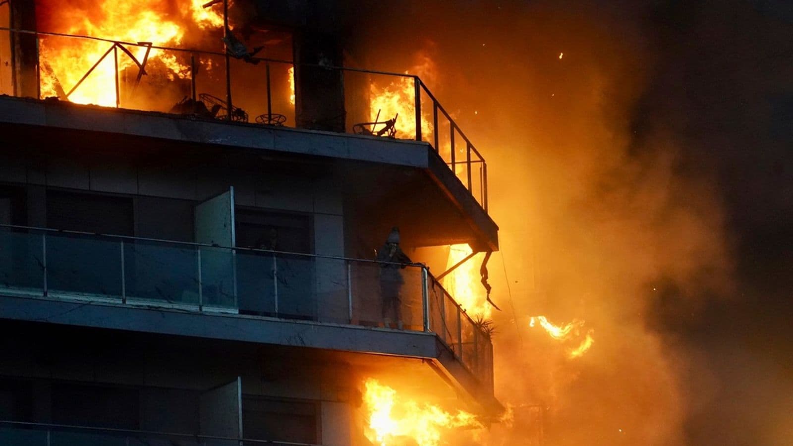 Spanjë: Zjarri i madh përfshin një bllok banesash (FOTO)