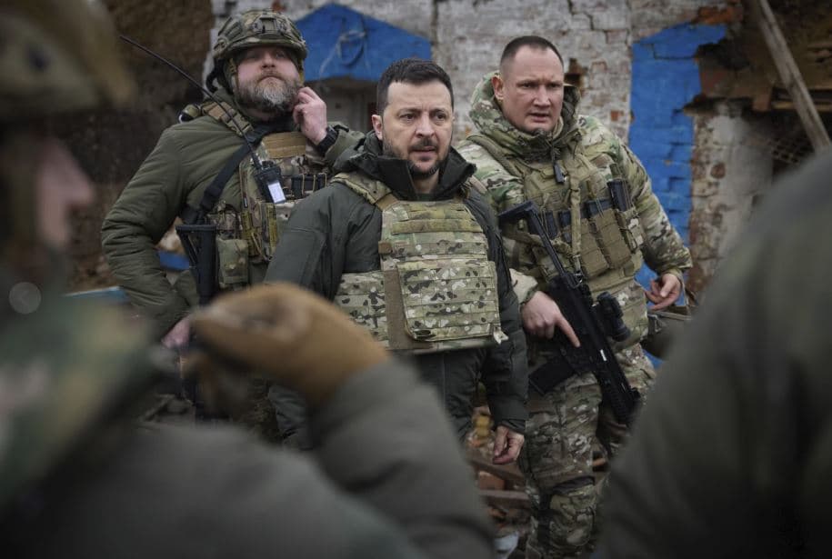 Presidenti i Ukrainës konfirmon se po mendon të shkarkojë shefin ushtarak të vendit
