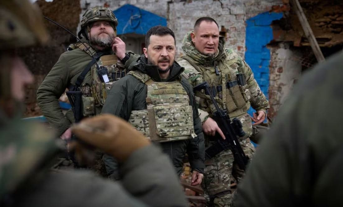 Zelensky viziton vijën e frontit, e ardhmja e shefit të ushtrisë në pikëpyetje