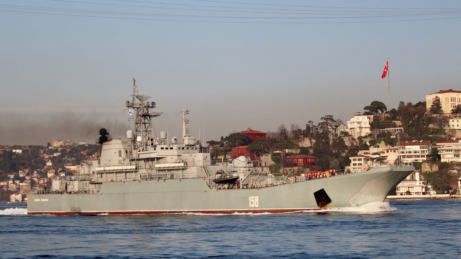 Ukrainasit thonë se shkatërruan anijen luftarake ruse në brigjet e Krimesë