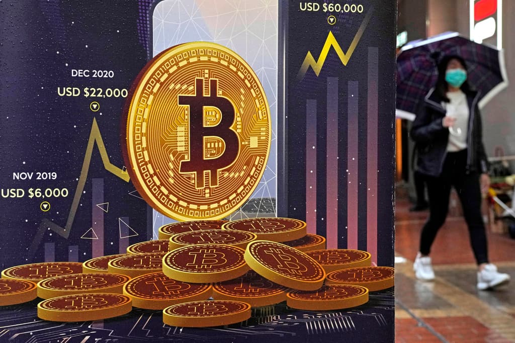 Bitcoin arrin në 60,000 dollarë