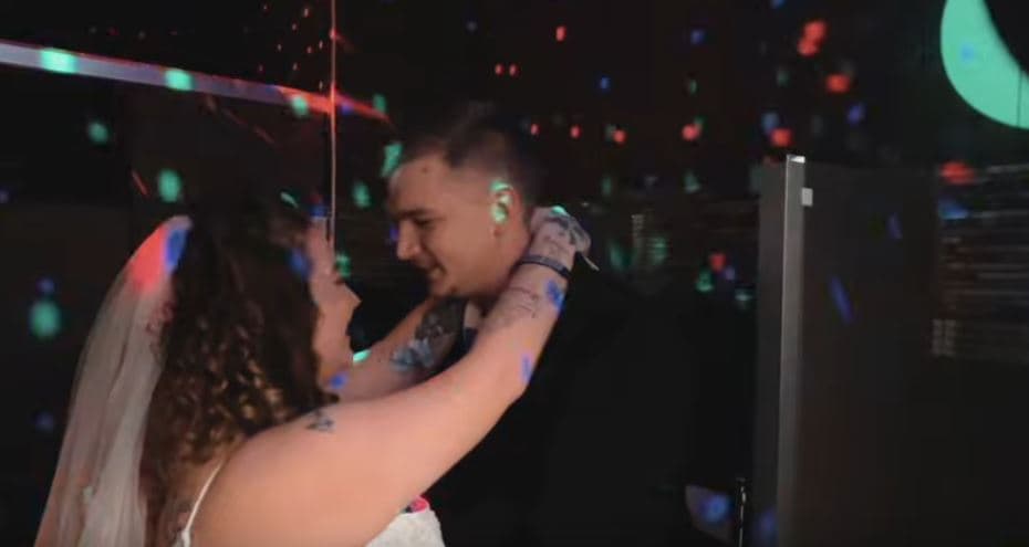 Çifti bën dasmë në "banjon disko" të pikës së karburantit në Kentaki (VIDEO)