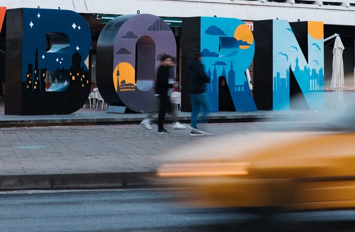 Liberalizimi ia heq Kosovës vizat, “Newborn”-it ia shton ngjyrat (VIDEO)