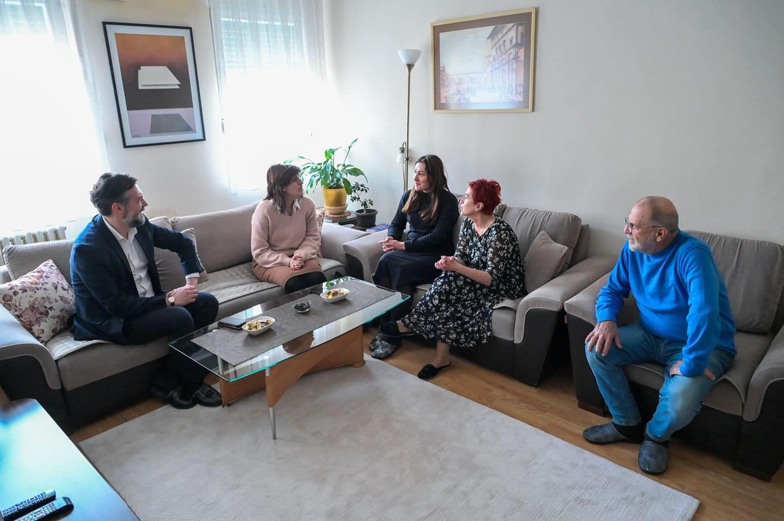 Katër vjet nga vdekja e Nexhmije Pagarushës - Çeku, Bogujevci e Kërveshi vizitojnë familjen e saj