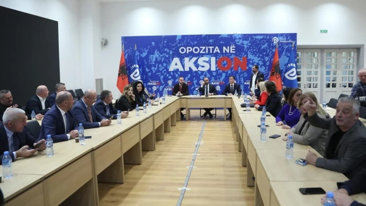 Pas bashkimit të deputetëve me Rithemelimin, opozita në Shqipëri me lëvizje tjetër