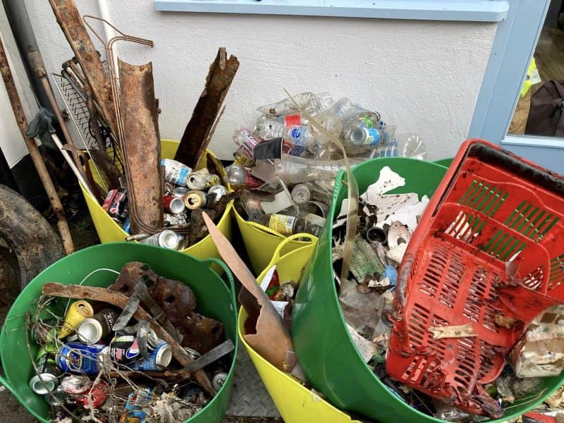 Parukë e kandela mes sendeve të gjetura gjatë pastrimit të plazhit në Angli