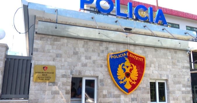 Vdes dyvjeçarja në Krujë, u përplas aksidentalisht me makinë në oborrin e shtëpisë