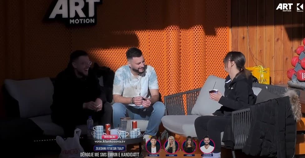 Ardi ia dhuron një zemër të kaltër Shqipes, ky është veprimi i papritur i kësaj të fundit (VIDEO)