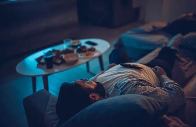 Nëse flini me televizorin ndezur rrezikoni shëndetin