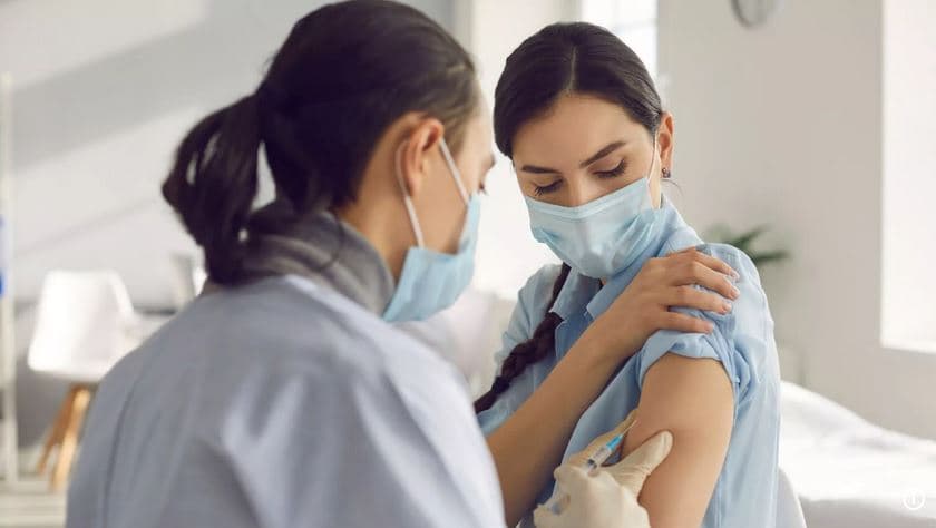 Vaksina kundër COVID-it mund të ketë ndikim afatshkurtër në menstruacione, zbulon studimi