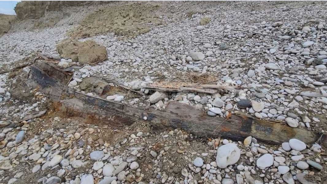 Bie niveli i ujit në Vjosë, shfaqet varka e rrallë që mendohet se i përket Mesjetës