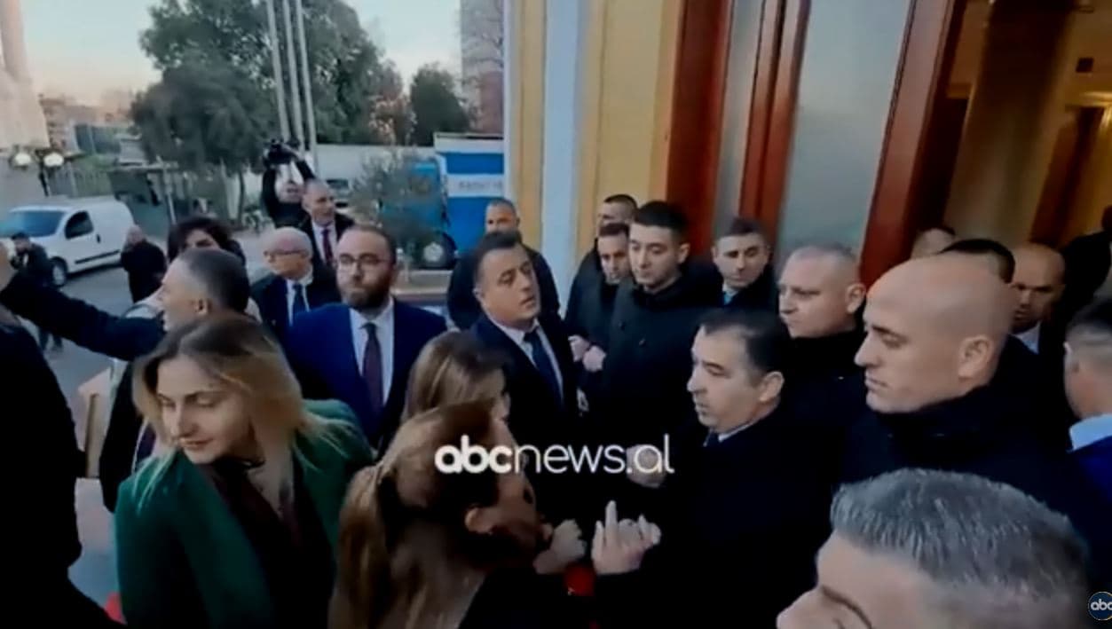 Deputetët e përjashtuar protestojnë, përplasen me Gardën e Kuvendit të Shqipërisë (VIDEO)