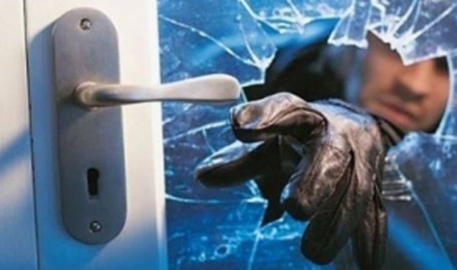 Tentohet të grabitet një barnatore në Skenderaj, arrestohet një i dyshuar