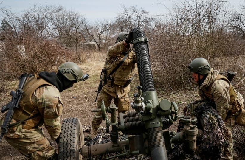 Dy grupe të armatosura ruse nga Ukraina thonë se kanë nisur sulme në Rusi