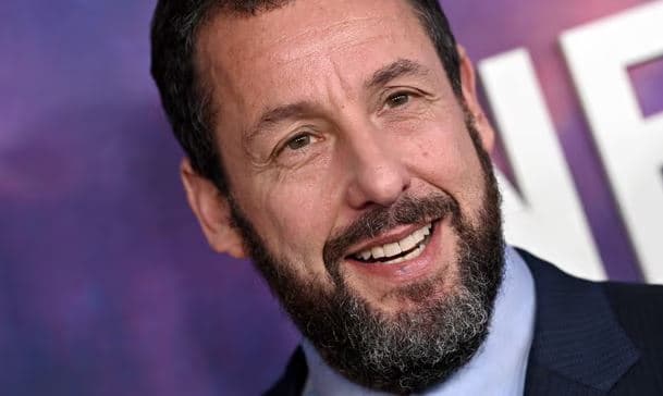 Adam Sandler emërohet interpretuesi më i paguar i Hollivudit, e kalon Margot Robbien